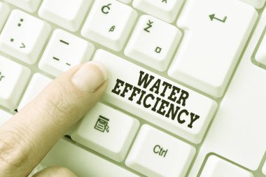 El yazısı işareti Su Verimliliği. Kavramsal fotoğraf, güncelleme için gereken su miktarını ölçerek su atığını azaltır Lady tuşuna basılı tuş tuşlarını gösterir