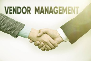 İlham, işaret Tedarik Yönetimi 'ni gösteriyor. İki Profesyonel İyi Giyimli İşadamı Kapalı Kapılar Arasında El sıkışma Şirketi 'nin araştırma ve kaynak sağlayıcılarının faaliyetleri hakkında yazılan söz