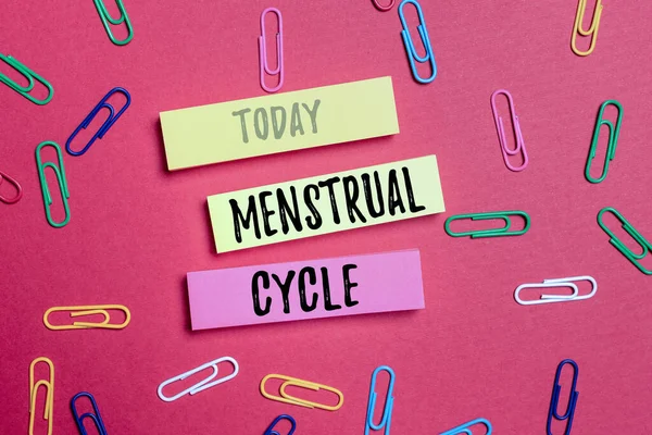 Adet döngüsünü gösteren metin başlığı. Yumurtalıklarda ve rahimde meydana gelen aylık değişimlerin kavramsal fotoğraf döngüsü Beyin Fırtınası Sorunları ve İlgili Soruları Soran Çözümler