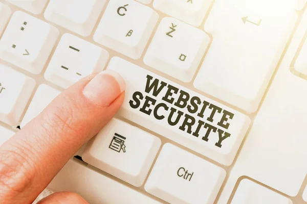 Scrittura visualizzazione del testo Sicurezza del sito web. Componente critico fotografico concettuale per proteggere e proteggere i siti Web Lady dito che mostra-premendo i tasti della tastiera per l'aggiornamento — Foto Stock