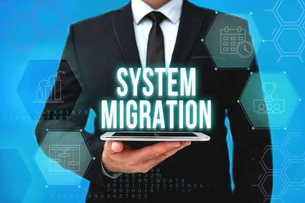 Podpis koncepcyjny Migracja systemu. Business showcase przejście z wykorzystania jednego środowiska operacyjnego do innego Man In Office Uniform Holding Tablet Wyświetlanie nowej nowoczesnej technologii. — Zdjęcie stockowe