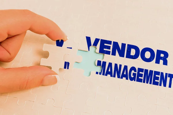 Vendor Management 에 영감을 주는 텍스트를 보여 줍니다. Business overview activity in research and sourcing vendors Building An Unfinished White Jigsaw Pattern Puzzle With Missing Last Piece — 스톡 사진