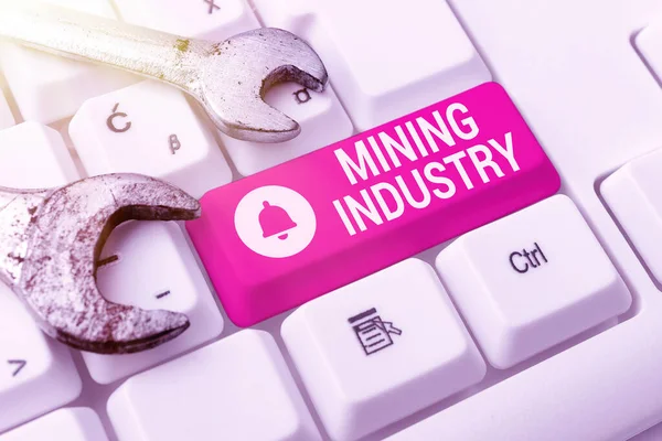 Madencilik Endüstrisi el yazısı. Değerli minerallerin ve jeolojik malzemelerin iş vitrininden çıkarılması Bilgisayar Mühendisliği Konsepti, Kırık Klavye Tamiri