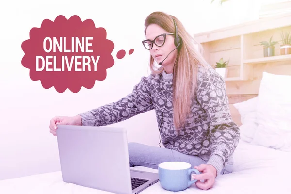 온라인 웹 사이트 Online Delivery 에서 영감을 받았습니다. 콘셉트는 Entrepreneur Checking and Reading Email, Student Sending Messages Online 을 통해 어떤 것을 전달하는 행위나 방법을 의미 한다. — 스톡 사진