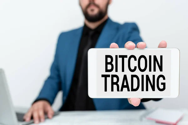 Zarejestruj wyświetlanie Bitcoin Trading. Biznes pomysł kupno i sprzedaż kryptowaluta na giełdzie Tech Guru Sprzedam nowo opracowane urządzenie, nauczyciel konfiskaty telefonu — Zdjęcie stockowe