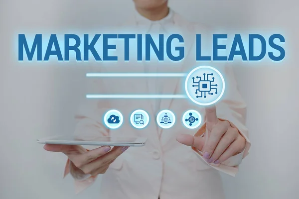 웹 사이트에 Marketing Leads 라는 글을 올려 놓는다. 브랜드나 제품에 관심을 보이는 비즈니스 전반적 인 사람 Lady Holding Tablet Pressing On Virtual Button show Futuristic Tech. — 스톡 사진