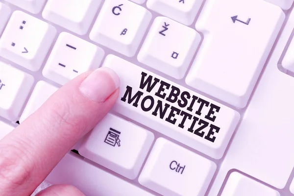 Kavramsal görüntü sitesi Monetize. İnternet Konsepti yeteneği web sitenizde veya blog 'unuzda güncelleme için tuşlara basılı Lady parmağı gösterme becerisi oluşturur — Stok fotoğraf