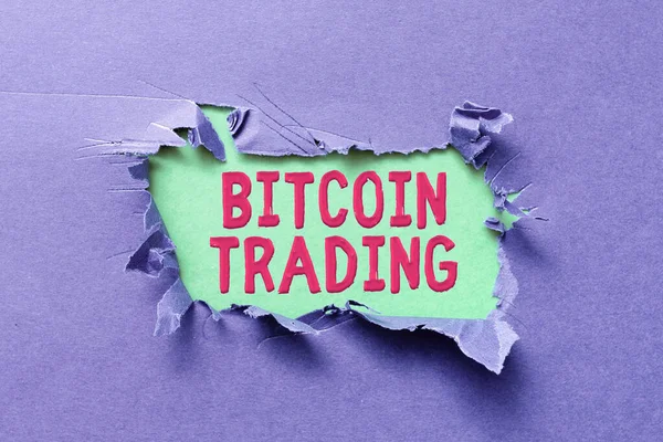 Skriv under med Bitcoin Trading. Word Skrivet om köp och försäljning av cryptocurrency i aktiemarknaden Tänkande Nya Skrivkoncept, Breaking Through Writers Block — Stockfoto