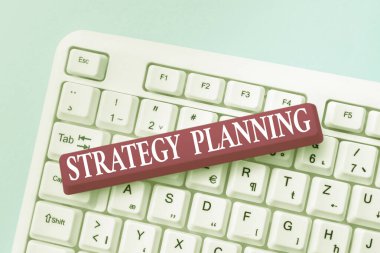 El yazısı, Strateji Planlama. İş genel bakış. İstenen geleceğin bilgisayar mühendisliği konseptini öngören sistematik bir süreç, Kırık Klavyenin Soyut Tamiri