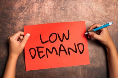 Kavramsal başlık Düşük Çözünürlük. Tüketiciler için daha az kelime, yeni tasarım ve ilham yaratan önemli notlar yazan mal ve hizmetleri satın alma arzusudur.