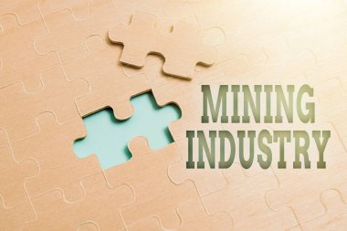 Madencilik Endüstrisi el yazısı. Çok değerli minerallerin ve jeolojik materyallerin çıkarılmasını öngören İnternet Kavramı Çok Renkli Yüzey Üzerine Örnek Küp Dikdörtgen Kutuları