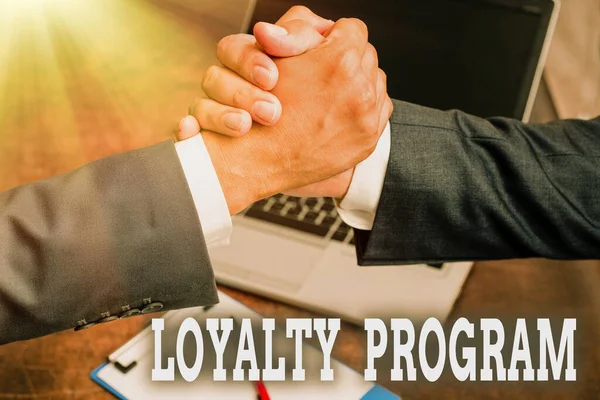 Tekst met inspiratie Loyaliteitsprogramma. Business overview marketing inspanningen die prikkels bieden om klanten te herhalen Twee professionele goed geklede zakelijke zakenmannen Handshake Binnenshuis — Stockfoto