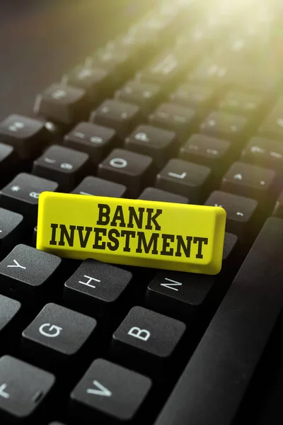 Konzeptionelles Schaufenster Bank Investment. Wort für Finanzintermediär, der eine Vielzahl von Dienstleistungen erbringt, indem er Online-Website-Informationen eingibt, E-Book-Inhalte bearbeitet und aktualisiert — Stockfoto