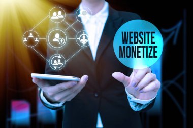Web sitesi Monetize 'yi gösteren bir metin. Yetenek sözcüğü web sitenizde ya da blogunuzda Sanal Düğme Fütüristik Teknolojisi Üniformalı Kadın Üniformalı Telefona Basma.