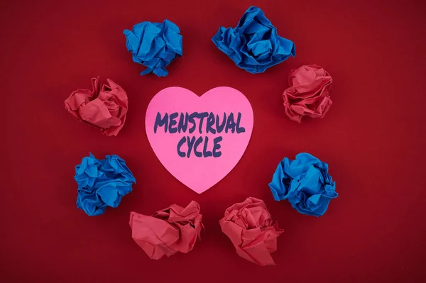 Inspiráló szöveg Menstruációs ciklus. Fogalmi fotó havi ciklus változások a petefészkek és a méh bélés színes gyűrött papírok kör alakú minta körülvevő szív alakú kártya. — Stock Fotó