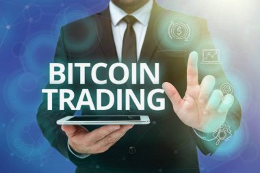 El yazısı Bitcoin Ticaret. Hisse senedi piyasasında şifreli para alım satımı kavramsal fotoğraf alımı ve satışı Ofis Üniformalı Adam Sanal Düğme Tutma Tableti.