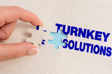 Turnkey Çözümleri sunan metin başlığı. Kelime, Eksik Son Parçası Olan Tamamlanmamış Bir Yapboz Yapıştırması Yaparken Kolayca Kullanılmaya Hazır