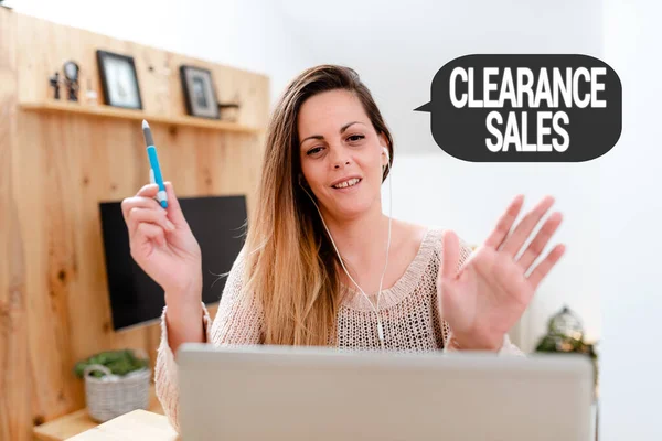 Legenda do texto apresentando Clearance Sales. Visão geral dos negócios bens a preços reduzidos para se livrar de estoque supérfluo Assistir Documentários Online, Jogos de Internet com amigos — Fotografia de Stock