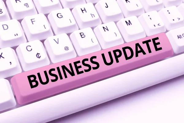 Zapisuje se zobrazení textu Business Update. Podnikatelské ukázky aktu přidávání nových informací nebo změny jejich návrhu Zadávání síťových protokolů online, Vytváření nového programu firewall — Stock fotografie