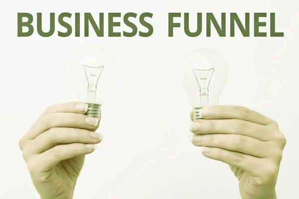 Έμπνευση δείχνει σημάδι Business Funnel. Επιχειρηματική διαδικασία αγοράς ιδέα ότι οι επιχειρήσεις οδηγούν τους πελάτες τους δύο χέρια κρατώντας λαμπτήρα δείχνει ή παρουσιάζοντας νέες ιδέες τεχνολογίας — Φωτογραφία Αρχείου