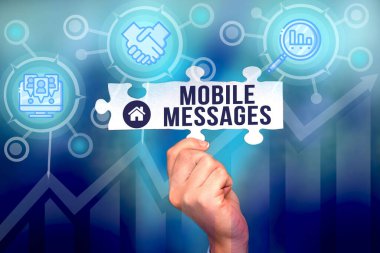 Metin Mobil İletileri Yazılıyor. İş konsepti: Elektronik mesajlar yazma ve gönderme El Tutma Yapboz Parçası Yeni Gelecekçi Teknolojilerin Kilidini Açma.