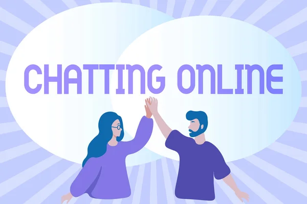 Teks keterangan menyajikan Chatting Online. Jenis foto konseptual transmisi realtime dari pesan teks online Happy Colleagues Illustration Memberikan Rangkaian Tinggi Untuk Setiap Lainnya. — Stok Foto