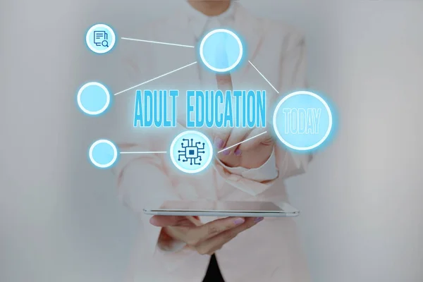 El yazısı: Yetişkin Eğitimi. Okul dışında olan yetişkinler için iş dünyası eğitim programları. Sanal Düğmeye Basıp Fütürist Teknolojiyi Gösteren Kadın Tutma Tableti. — Stok fotoğraf
