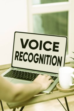 El yazısı işareti Ses Tanıma. İş konsepti, bir bilgisayar sisteminin sesi ya da sesi ile kontrol edilmesi Çevrimiçi Görevler ve İnsanları Uzaktan Birleştiren Çalışmalar