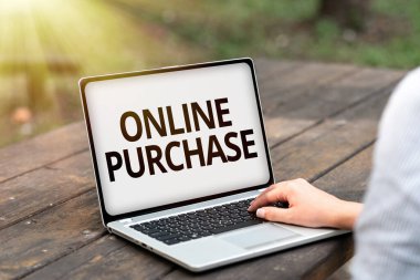 Çevrimiçi Satın Alma metni yazılıyor. Tüketiciler üzerine yazılan sözcük, insanları bir araya getiren internet ses ve video arama yetenekleri üzerinden doğrudan bir satıcıdan mal satın alıyor.