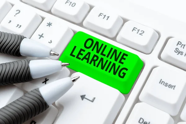 Κείμενο που δείχνει έμπνευση Online Learning. Επιχειρηματική επισκόπηση εκπαιδευτικό εργαλείο με βάση και προσβάσιμο από το Διαδίκτυο δακτυλογραφώντας δύσκολους κώδικες προγράμματος, γράφοντας νέο εκπαιδευτικό βιβλίο — Φωτογραφία Αρχείου