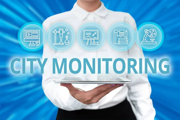 El yazısı tabelası City Monitoring. Kentsel gıda sistemleri üzerinde iş yaklaşım göstergesi analiz projesi Bayan Uniform Tablet El Sunar Sanal Modern Teknoloji — Stok fotoğraf