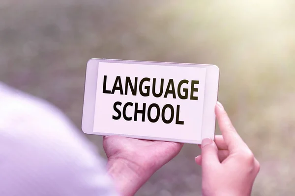 Kavramsal gösteri dili okulu. Yabancı dillerin Ses ve Video Çağrı Yeteneklerinin İnsanları Birleştirdiği Eğitim Kurumu 'nda Yazılan Sözcük — Stok fotoğraf