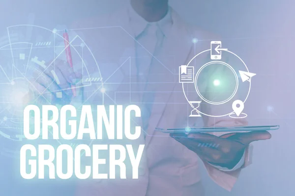 Conceptual display Organic Grocery. 비료를 사용하지 않고 재배되는 식품을 말하는 시장 용어 인 「 여성의 제복을 입고 서 있는 모습 」 (Standing Standing Tablet show Futuristic Interface). — 스톡 사진