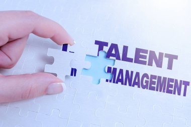 Kavramsal Yetenek Yönetimi. Eksik Son Parçası Olan Tamamlanmamış Bir Beyaz Testere Deseni Yapan bir organizasyon için gerekli insan sermayesi beklentisi