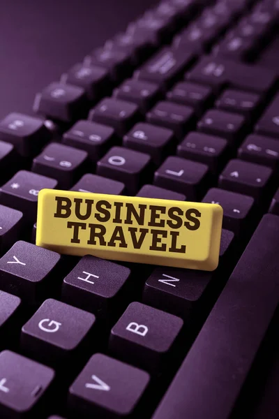 Pisanie wyświetlania tekstu Business Travel. Pomysł na biznes podróżuje w imieniu firmy do co najmniej jednego miejsca docelowego Wpisując informacje o stronach internetowych, edytując i aktualizując zawartość ebooków — Zdjęcie stockowe