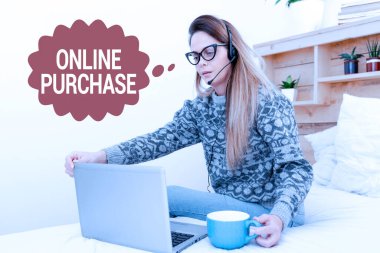 Çevrimiçi Satın Alma metni yazılıyor. İnternet Konsepti tüketicileri, İnternet Girişimcileri E- postaları Denetleme ve Okuma, Öğrenci İletileri Gönderme İnternet üzerinden doğrudan bir satıcıdan mal satın alır