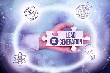 Öncü Üretimi sunan metin başlığı. Potansiyel müşterileri tespit etme ve geliştirme konsepti Elle Yapboz Parçası Yeni Gelecek Teknolojileri Kilidini Açma.