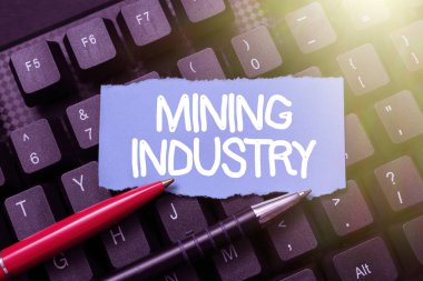 Madencilik Endüstrisi kavramsal gösterim. Değerli minerallerin ve jeolojik materyallerin çıkarılması üzerine yazılan sözcük Kelime İşleme Programı Fikirleri, Günlük Güncelleme Güncelleme Güncellemeleri Kavramı