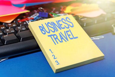 İş Gezisi 'ni sunan metin başlığı. Bir ya da daha fazla hedefe giden bir şirket adına kavramsal fotoğraf seyahati. Çeşitli Koleksiyon Ofisi Kırtasiyesi Fotoğrafı Tablonun Üzerine yerleştirildi