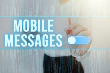 Metin Mobil İletileri Yazılıyor. Kavramsal fotoğraf elektronik mesajlar yazma ve gönderme eylemi Üniformalı Kadın Bekleme Tableti Yazma Futuristik Teknolojileri.