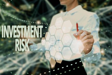 Metin Yatırım Riski gösterimi yazılıyor. Yatırım kararından kaynaklanan iş yaklaşımı potansiyel mali kayıp. Üniformalı kadın elinde tablet tutuyor. Fütüristik Teknoloji Yazıyor..