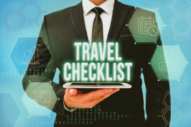 El yazısı işareti Seyahat Kontrol Listesi. İş gezisi planlanan Ofisteki Üniformalı Tutucu Tableti Yeni Modern Teknoloji Sergisi için kontrol edilecek ya da yapılacak şeylerin listesi.