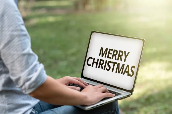 Konceptvisning God Jul. Internet Begreppet årlig tradition för att fira födelsen av Jesus Kristus Online Jobb och arbeta fjärransluta människor tillsammans — Stockfoto