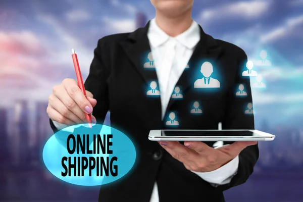 Online Shipping 에 게재되었다. 사업적 접근 방식은 여성 제복을 입고 서 있는 여인 (Lady In Uniform Standing Holding Tablet Typing Futuristic Technologies) 을 통해 무언가를 전달하는 방식이다.. — 스톡 사진