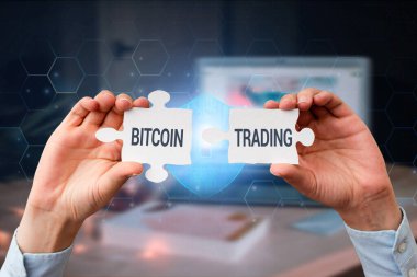 Metin Bitcoin Ticareti yazılıyor. Konsept, borsada kripto para alıp satmak anlamına geliyor. İş kadını, yapboz parçasını tutuyor. Yeni Fütürist Teknolojinin kilidini açıyor..