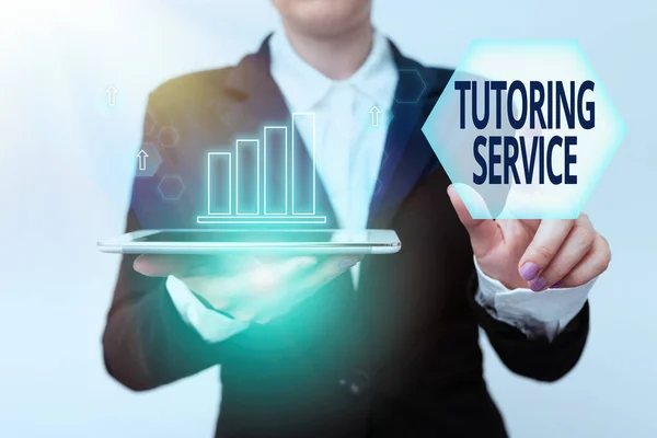 Text zobrazující inspiraci Tutoring Service. Slovo napsané o aktu výuky nebo výuky jiných oborů učení Žena v obleku drží tabletu ukazující prstem na futuristické virtuální tlačítko. — Stock fotografie