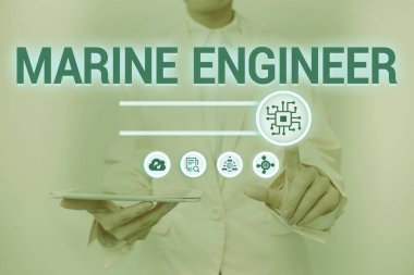 Denizci Mühendisini gösteren tabela. Bir geminin bakım ve işletilmesiyle ilgili internet kavramı, Sanal Düğmeye Basan ve Geleceğin Teknolojisini Gösteren Bayan Tutma Tableti 'dir..