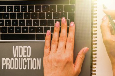 Kavramsal başlık Video Yapımı. Bir fikri video Filtreleme Elleri ile Bilgisayar Klavyesine Basarak Yeni Fikirler Yazma İşletme yaklaşım süreci.