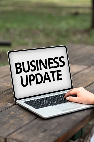 Titulek textu představující Business Update. Obchodní koncept akt přidání nových informací nebo změna jeho designu Online Jobs And Working Remote Conneotely People Together — Stock fotografie