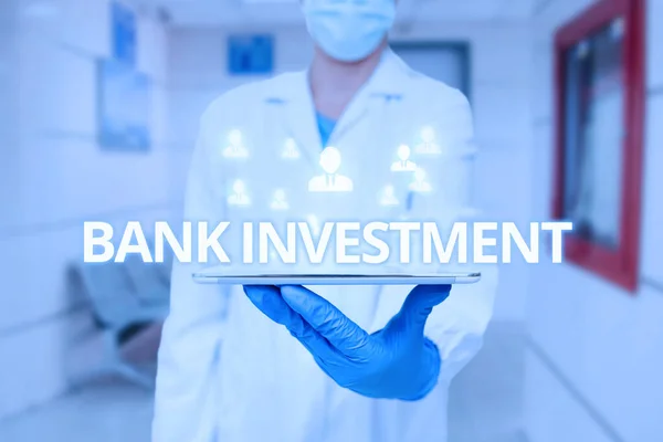 Banka Yatırımını gösteren bir ilham. Tıbbi Geleceği Gösteren Tablet Üniformalı Adam 'ın çeşitli hizmetlerini yürüten bir iş aracı.. — Stok fotoğraf